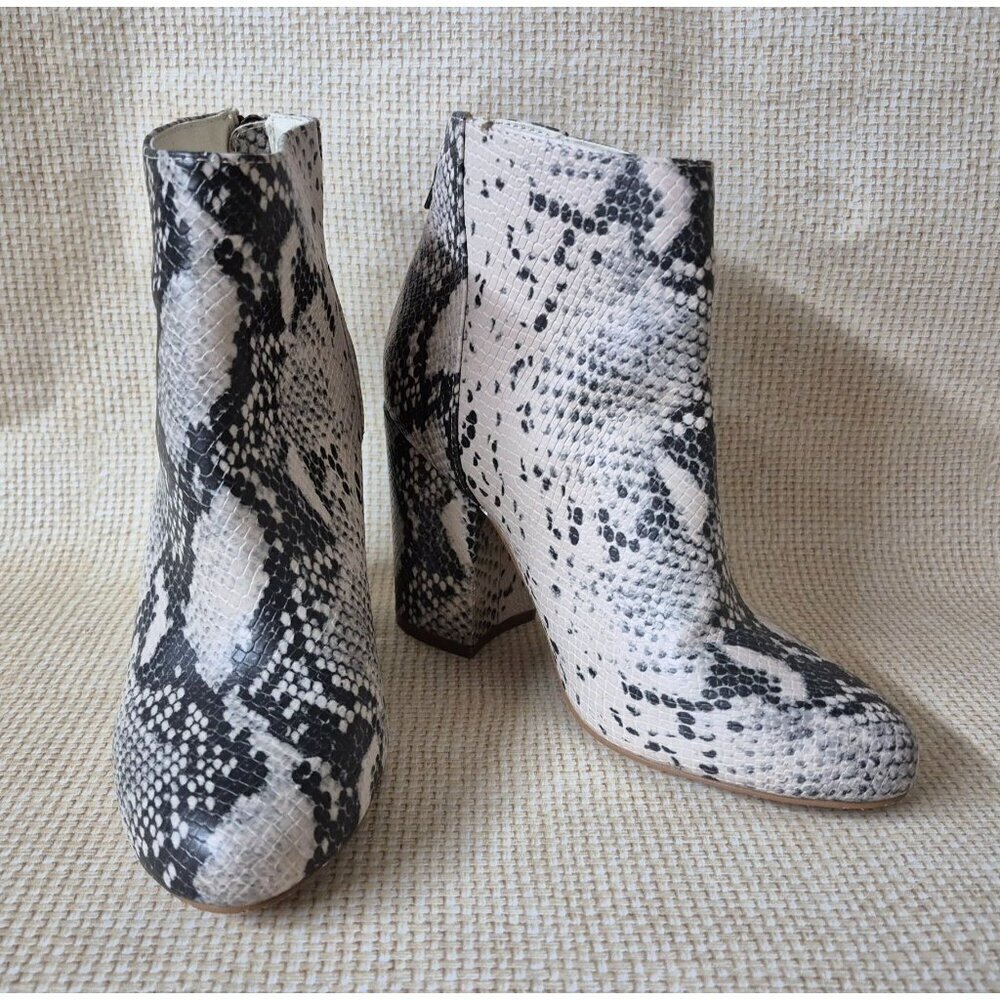 Madden Girl Women Ankle Boots Block Heel Snake Skin Print Zips 7M Cream Gray